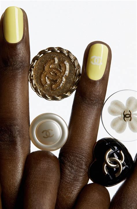 smalto giallo chanel